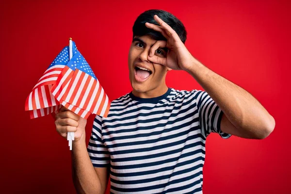 Joven Hombre Patriótico Guapo Sosteniendo Banderas Los Estados Unidos Celebrando —  Fotos de Stock