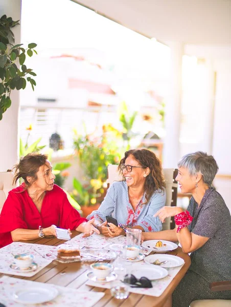 Встреча Женщин Среднего Возраста Обедающих Пьющих Кофе Зрелые Друзья Улыбаются — стоковое фото