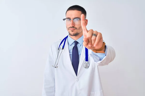 Soyutlanmış Arka Planda Steteskop Takan Genç Bir Doktor Parmağını Kaldırmış — Stok fotoğraf