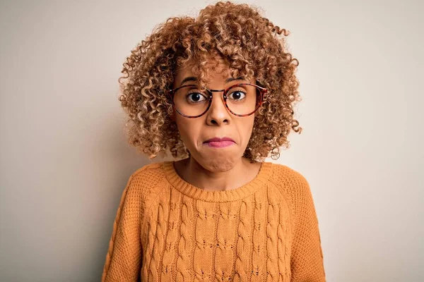 Mujer Afroamericana Joven Con Suéter Casual Gafas Sobre Fondo Blanco —  Fotos de Stock