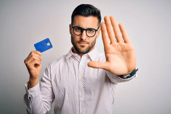 Joven Hombre Negocios Con Tarjeta Crédito Sobre Fondo Aislado Con — Foto de Stock