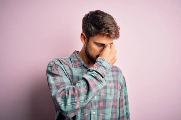 Jonge Knappe Man Met Baard Draagt Casual Shirt Staan Roze — Stockfoto