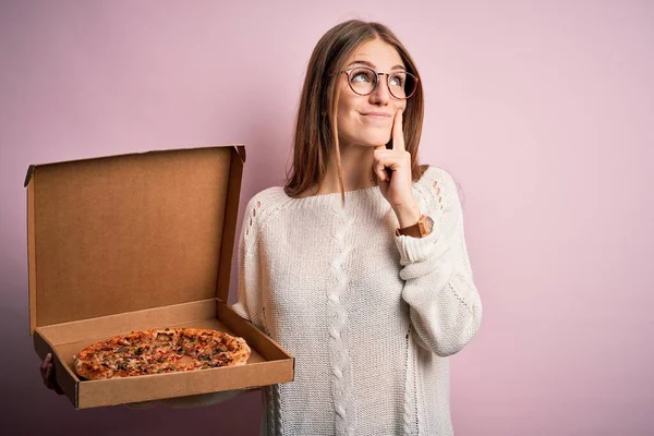 Güzel Kızıl Saçlı Kadın Elinde Talyan Taze Pizzasıyla Pembe Arka — Stok fotoğraf