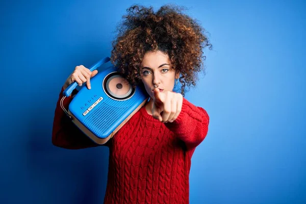 Young Beautiful Woman Curly Hair Piercing Listening Music Using Vintage — Stock Photo, Image