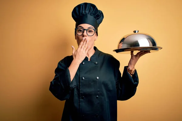 Junge Schöne Brünette Chefwoman Trägt Kochende Uniform Und Hut Hält — Stockfoto