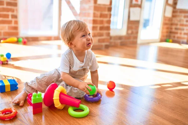Adorável Criança Loira Chorando Torno Lotes Brinquedos Jardim Infância — Fotografia de Stock