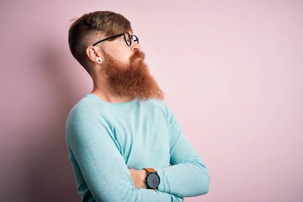Нахабний Ірландський Рудий Чоловік Бородою Окулярах Над Рожевим Ізольованим Фоном — стокове фото