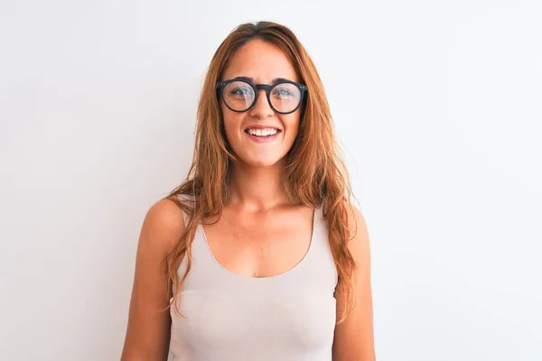 Jonge Roodharige Vrouw Met Een Bril Een Witte Geïsoleerde Achtergrond — Stockfoto