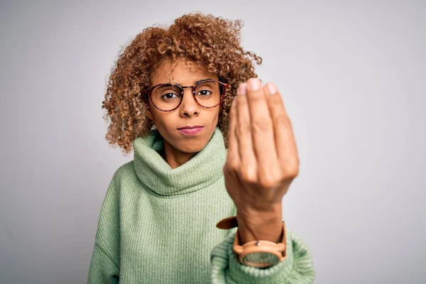 Ung Vacker Afrikansk Amerikansk Kvinna Bär Polotröja Och Glasögon Göra — Stockfoto