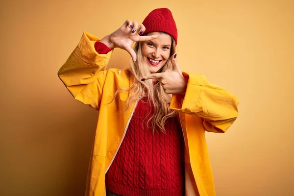 Jovem Mulher Loira Bonita Vestindo Capa Chuva Boné Sobre Fundo — Fotografia de Stock