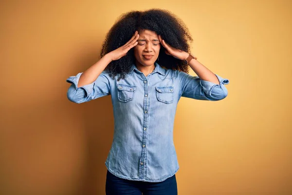 Young Beautiful African American Woman Afro Hair Standing Yellow Isolated — Stock fotografie