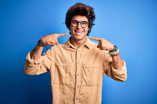 Joven Hombre Guapo Con Camisa Casual Pie Sobre Fondo Azul —  Fotos de Stock