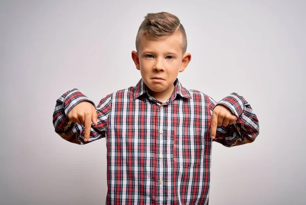 Kleines Kaukasisches Kind Mit Blauen Augen Elegantes Hemd Über Isoliertem — Stockfoto