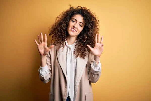 Mulher Morena Bonita Nova Com Cabelo Encaracolado Piercing Vestindo Camiseta — Fotografia de Stock