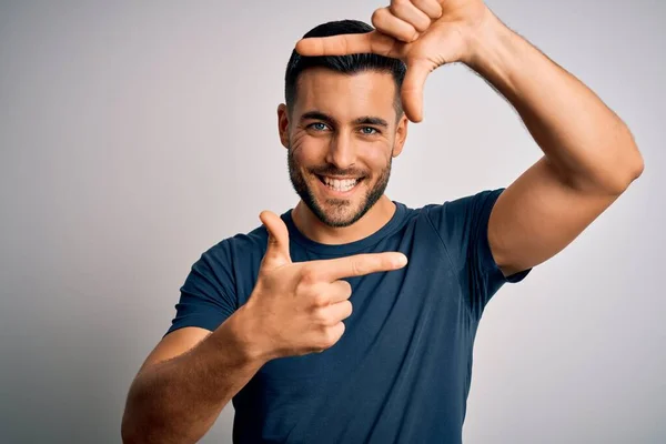 Homem Bonito Jovem Vestindo Shirt Casual Sobre Fundo Branco Isolado — Fotografia de Stock