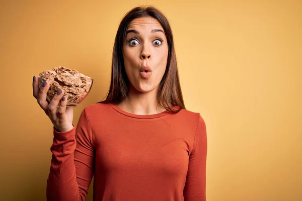 Ung Vacker Brunett Kvinna Håller Skål Med Cornflakes Spannmål Över — Stockfoto