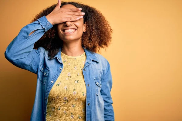 Jonge Afro Amerikaanse Vrouw Met Afrohaar Die Casual Denim Shirt — Stockfoto