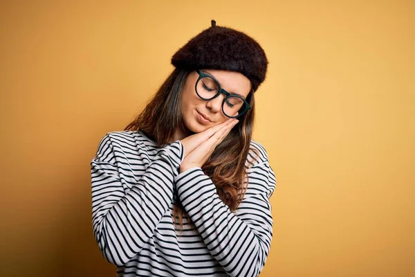 Young Beautiful Brunette Woman Wearing French Beret Glasses Yellow Background — Stock Photo, Image