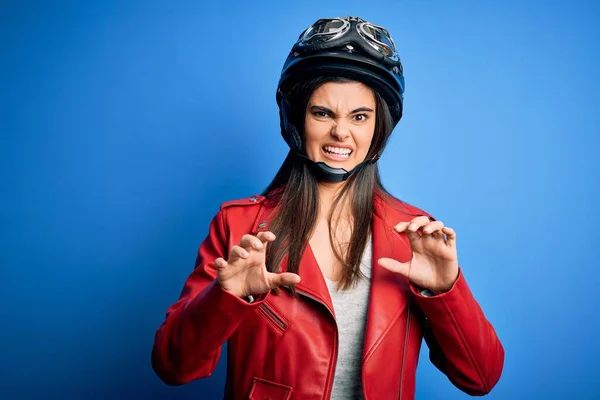 若い美しいブルネットのオートバイのヘルメットとジャケットを身に着けているオートバイの女性は嫌悪反応のために嫌悪感の表情 不満と恐ろしい嫌悪感の表情をしている 手を挙げて — ストック写真