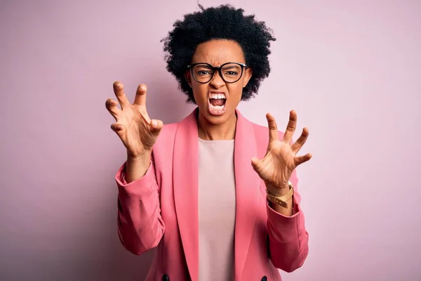 Mladý Krásný Afroameričan Afro Businesswoman Kudrnaté Vlasy Nosí Růžové Sako — Stock fotografie