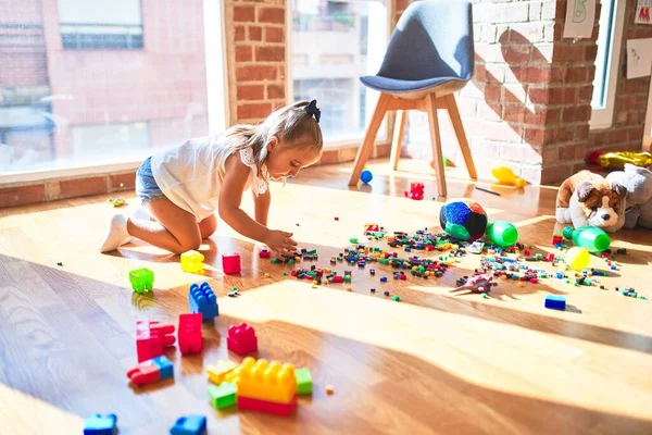 아름다운 유치원에서 장난감들 놀이를 즐기고 집에서 즐겁게 웃으면서 — 스톡 사진