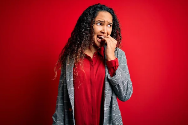 Joven Mujer Negocios Hermosa Con Pelo Rizado Usando Chaqueta Elegante —  Fotos de Stock