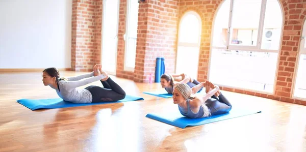 Joven Hermoso Grupo Deportistas Sonriendo Felices Practicando Yoga Acostado Haciendo — Foto de Stock