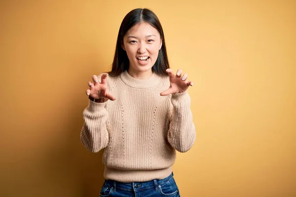 Giovane Bella Donna Asiatica Indossa Maglione Casual Sfondo Giallo Isolato — Foto Stock