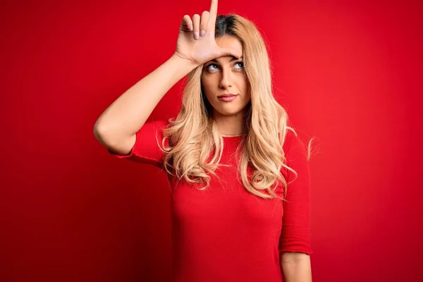 Junge Schöne Blonde Frau Lässigem Shirt Das Über Isoliertem Rotem — Stockfoto