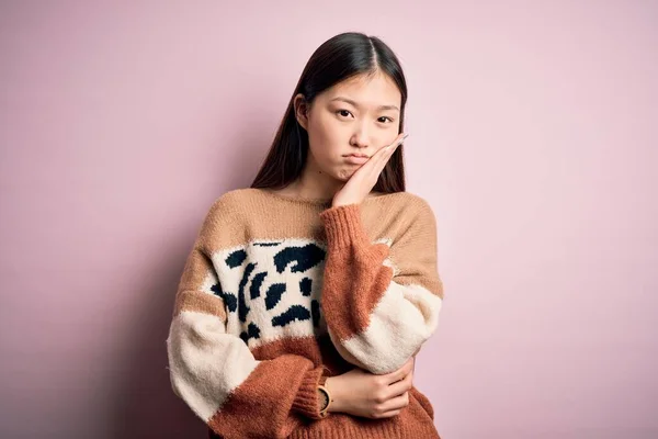 Young Beautiful Asian Woman Wearing Animal Print Fashion Sweater Pink — Stock Photo, Image