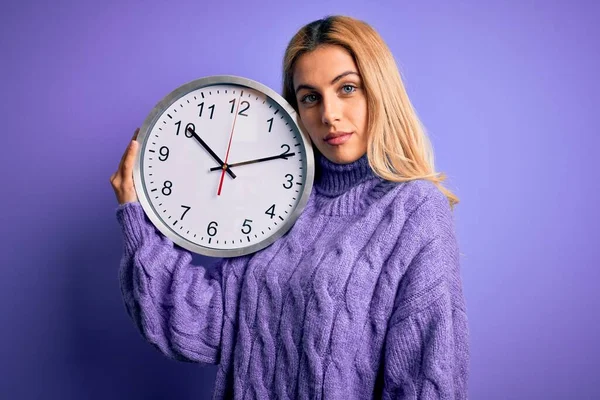 Young Beautiful Blonde Woman Doing Countdown Holding Big Clock Purple — Stock Photo, Image