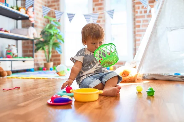 Niño Adorable Sentado Suelo Jugando Comidas Usando Cubiertos Plástico Comida — Foto de Stock