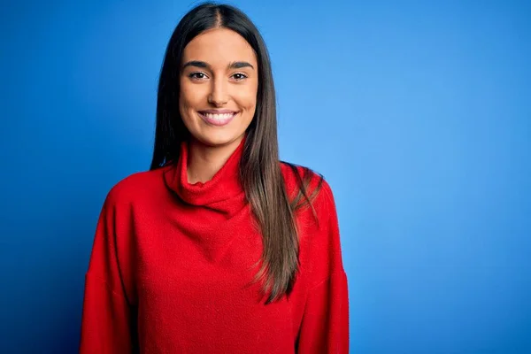 Jonge Mooie Brunette Vrouw Draagt Rode Casual Trui Geïsoleerde Blauwe — Stockfoto