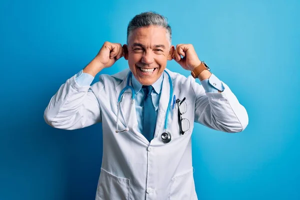 Médico Guapo Pelo Gris Mediana Edad Con Abrigo Estetoscopio Azul —  Fotos de Stock