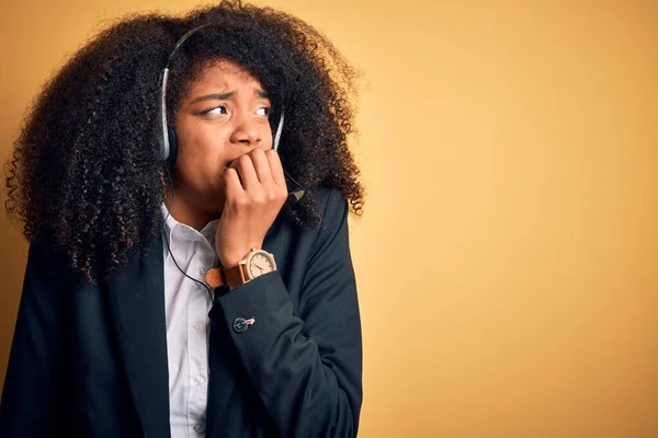 Junge Afrikanisch Amerikanische Betreiberin Mit Afro Haaren Die Ein Headset — Stockfoto