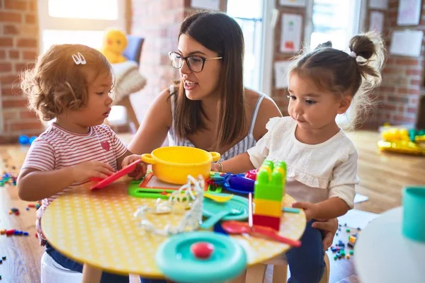 Jonge Mooie Leraar Peuters Spelen Maaltijden Met Behulp Van Plastic — Stockfoto