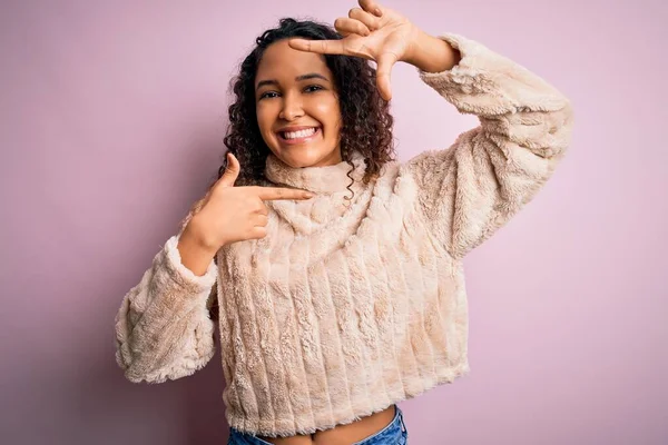 Jeune Belle Femme Aux Cheveux Bouclés Portant Pull Décontracté Debout — Photo