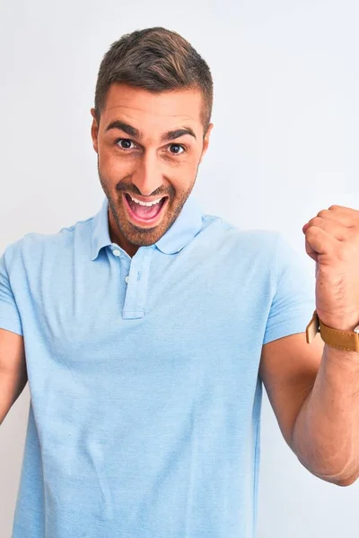 Joven Hombre Elegante Guapo Vistiendo Camiseta Azul Sobre Fondo Aislado — Foto de Stock