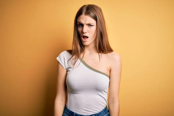 Junge Schöne Rothaarige Frau Trägt Lässiges Shirt Über Isoliertem Gelben — Stockfoto