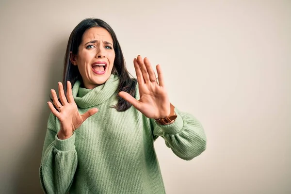 여자가 터틀넥 스웨터를 두려움 공포에 떨면서 멈추고 충격으로 소리치고 — 스톡 사진