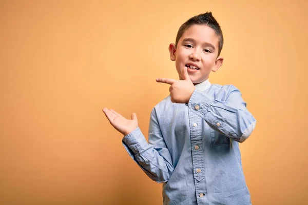 Ragazzino Che Indossa Camicia Elegante Piedi Sfondo Giallo Isolato Sorridente — Foto Stock