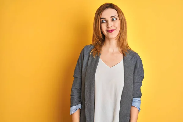 Ruiva Caucasiana Mulher Negócios Sobre Amarelo Isolado Fundo Sorrindo Olhando — Fotografia de Stock