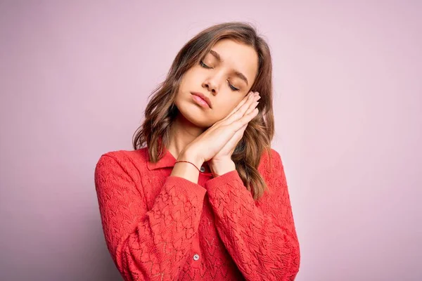 Jovem Linda Loira Casual Menina Sobre Rosa Isolado Fundo Dormindo — Fotografia de Stock