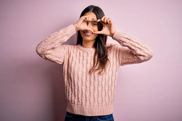 Giovane Bella Donna Bruna Indossa Maglione Casual Sfondo Rosa Isolato — Foto Stock