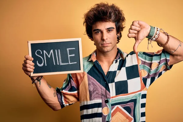 Νεαρός Όμορφος Άνδρας Κρατώντας Μαυροπίνακα Χαμόγελο Μήνυμα Πάνω Από Απομονωμένο — Φωτογραφία Αρχείου