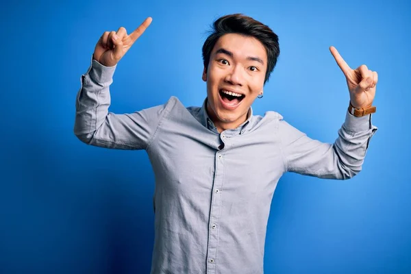 Молодий Вродливий Китайський Чоловік Одягнений Випадкову Сорочку Стоїть Над Синім — стокове фото