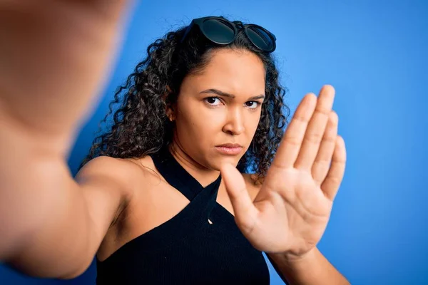 Jonge Mooie Vrouw Met Krullend Haar Dragen Casual Shirt Maken — Stockfoto