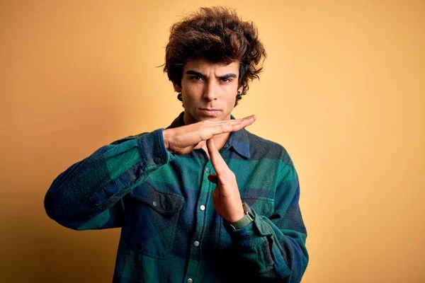 Jovem Homem Bonito Vestindo Camisa Casual Sobre Fundo Amarelo Isolado — Fotografia de Stock