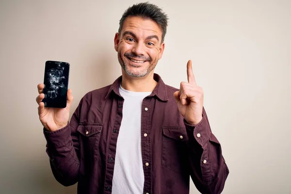 Νεαρός Όμορφος Άντρας Κρατώντας Σπασμένο Smartphone Δείχνει Στριμωγμένη Οθόνη Έκπληκτος — Φωτογραφία Αρχείου