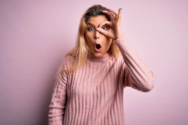 Jonge Mooie Blonde Vrouw Dragen Casual Roze Trui Geïsoleerde Achtergrond — Stockfoto